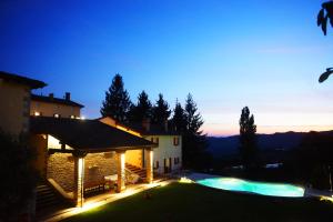 een villa met een zwembad in de nacht bij Borgo La Morra in Pavullo nel Frignano