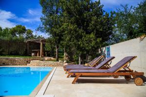Bazén v ubytování Holiday Home Mikula nebo v jeho okolí