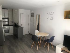 Kuchyň nebo kuchyňský kout v ubytování Apartamento Playa San Lorenzo Garaje opcional + 12 fotografií