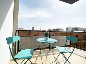 uma mesa e duas cadeiras numa varanda em BARI ROOMS Carulli Suite em Bari