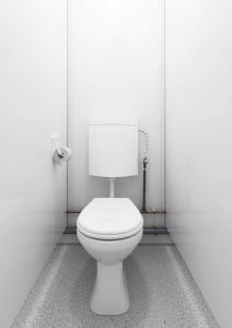 - une salle de bains avec des toilettes blanches dans une cabine dans l'établissement Almdorado, à Übersee