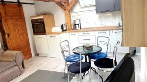 a kitchen with a table and chairs in a kitchen at Kamienica "Pod dębem" in Lidzbark Warmiński