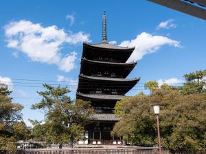 una grande pagoda nera con una torre di Hotel Neiraku a Nara