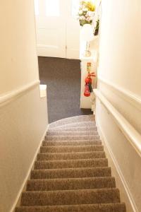 una escalera en una habitación con escalera en Plaza Hotel, en Londres
