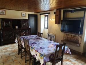 Blars的住宿－Cœur de Causse，一间带桌椅和电视的用餐室