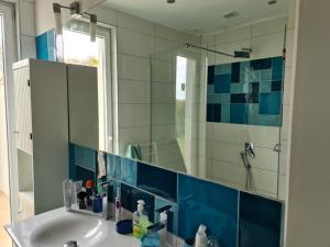 een badkamer met een wastafel en een spiegel bij Villa Tatalia, Bozhurets in Bozhurets