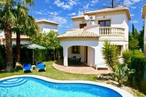 Villa con piscina frente a una casa en El Palmar SI, en Denia