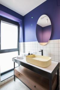 La salle de bains est pourvue d'un lavabo et d'un miroir. dans l'établissement Biador Apartments, à Oradea