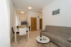 Kuchyňa alebo kuchynka v ubytovaní Apartment N central