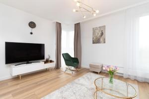 TV a/nebo společenská místnost v ubytování Apartamenty Letnicka by Noclegi Renters