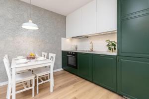 Kuchyň nebo kuchyňský kout v ubytování Apartamenty Letnicka by Noclegi Renters