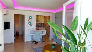 un soggiorno con una luce rosa sul soffitto di Sea Views and big balcony a Torremolinos
