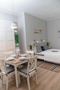 Postel nebo postele na pokoji v ubytování Portofino Seaside Apartments