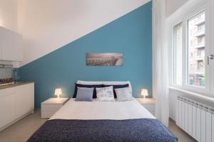 トリノにあるStudio Glicine by Wonderful Italyの青いベッドルーム(ベッド1台、窓付)
