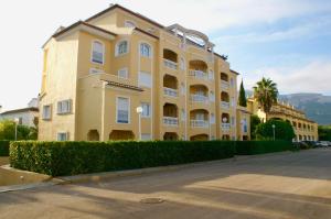 un gran edificio amarillo en el lateral de una calle en La Pata, en Denia