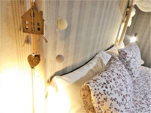 ログローニョにあるLogrocity Corazon de Logroño parking privado gratisのベッドルーム1室(壁に鳥の家が設置されたベッド1台付)