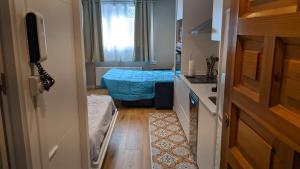 Habitación pequeña con 1 dormitorio con 1 cama azul en Tarter Cozy studios by Renttarter Sans Espais, en El Tarter