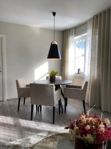 una sala da pranzo con tavolo, sedie e finestra di Dreges Hotell - by Classic Norway Hotels a Stranda