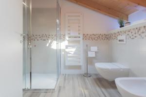 Ένα μπάνιο στο Dream Lake Apartments Lake View - private beach by Rent All Como