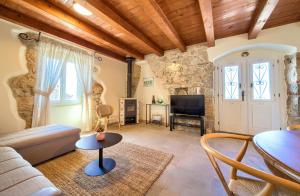 sala de estar con sofá y mesa en Villa Margaret, en Vrbnik