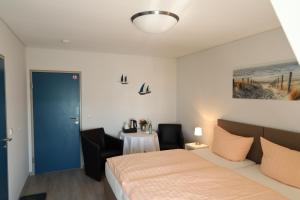 a bedroom with a bed and a table with chairs at Gästehaus am Schweriner See in Schwerin