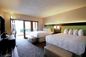 
a hotel room with two beds and two lamps at El Sendero Inn, Ascend Hotel Collection in Santa Fe
