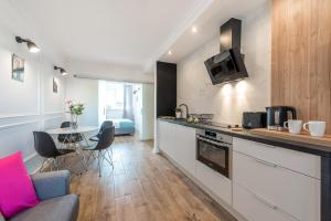 
A kitchen or kitchenette at Plater & Poznanska Serviced Apartments
