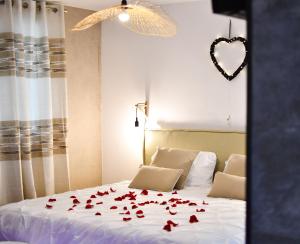 Photo de la galerie de l'établissement Les Nuits d Olympe - Suite & Spa privatif, à Lacoste