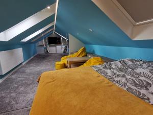 Tempat tidur dalam kamar di Apartament Strzyza Castle - Definicja Luksusu