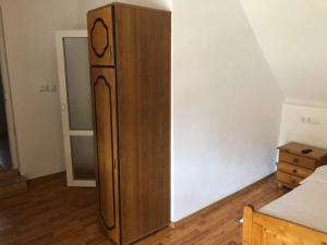 einen großen Holzkühlschrank im Zimmer in der Unterkunft Pensiunea Felyviss in Albac