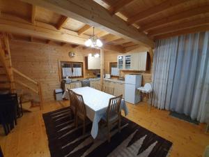 eine Küche mit einem Tisch und Stühlen in einer Hütte in der Unterkunft Domek Gucio in Morąg
