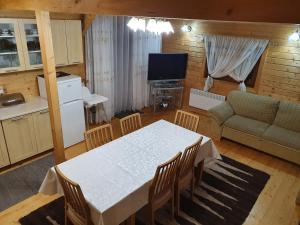 Kuchyňa alebo kuchynka v ubytovaní Domek Gucio