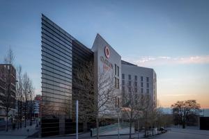 バーミンガムにあるClayton Hotel Birminghamの側面に看板がある建物