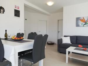 - un salon avec une table et un canapé dans l'établissement Apartments Oleander Lovrečica, à Lovrečica