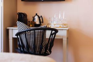 a black chair sitting next to a white table at The Yard in Bath Hotel in Bath