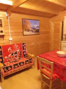 ein Esszimmer mit einem Tisch, einem Stuhl, einem Tisch und einem Tisch in der Unterkunft Casa Laika in Maissana