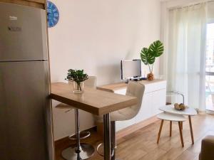 kuchnia ze stołem i lodówką w obiekcie Edf. Gaviota 3º2 w mieście Nerja