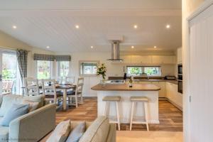 cocina y sala de estar con sofá y mesa en Langdale Lodge, en Windermere