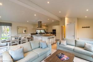 sala de estar con 2 sofás y cocina en Langdale Lodge, en Windermere