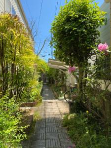 京都villa 別墅包棟的花园小径位于两座植物建筑之间