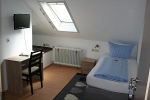Uma cama ou camas num quarto em Gasthof Berg