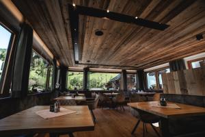 Restoran või mõni muu söögikoht majutusasutuses Hotel Landhaus Neumayr