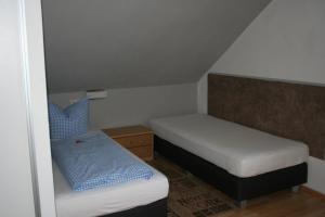 Uma cama ou camas num quarto em Gasthof Berg