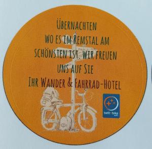 une étiquette avec une photo de vélo sur celle-ci dans l'établissement Weinstadt Hotel - das Original, à Weinstadt