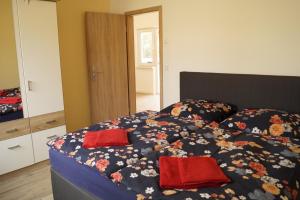 1 dormitorio con 1 cama con 2 almohadas rojas en Seeoase Lychen, en Lychen