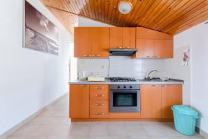 Kuchyň nebo kuchyňský kout v ubytování Apartments Ratko