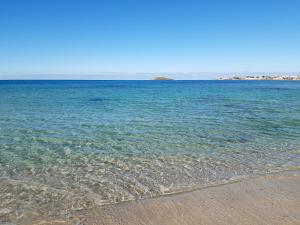 a view of the ocean from the beach at La Casetta sul Mare in Isola delle Femmine