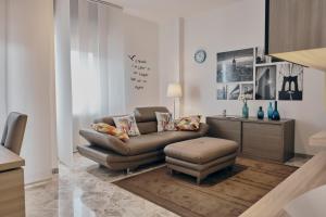 un soggiorno con divano e sedia di Asariel Splendido appartamento vista mare e centro storico a Brindisi