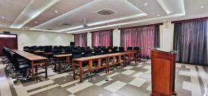 einen Konferenzraum mit Schreibtischen und Stühlen in der Unterkunft Kampala Nile Resort in Seeta + 39 Fotos