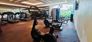 ein Fitnessstudio mit mehreren Laufbändern und Cardiogeräten in der Unterkunft Kampala Nile Resort in Seeta